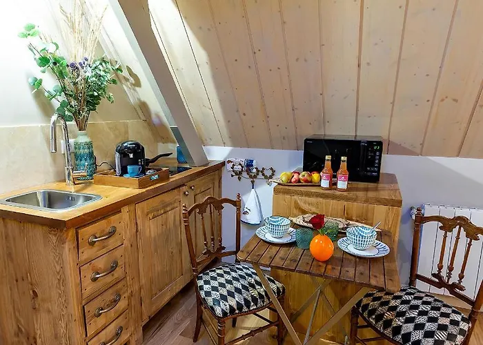 Ours En Bay: Romantic With Free Parking Near Sailor's Chapel *