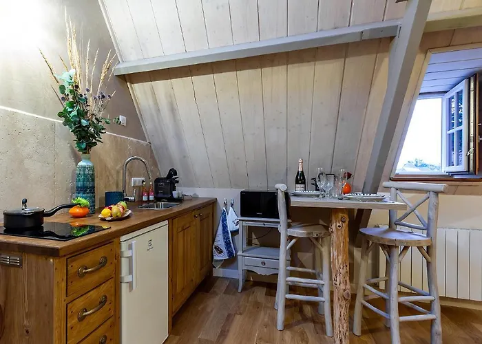 Ours En Bay: Romantic With Free Parking Near Sailor's Chapel *