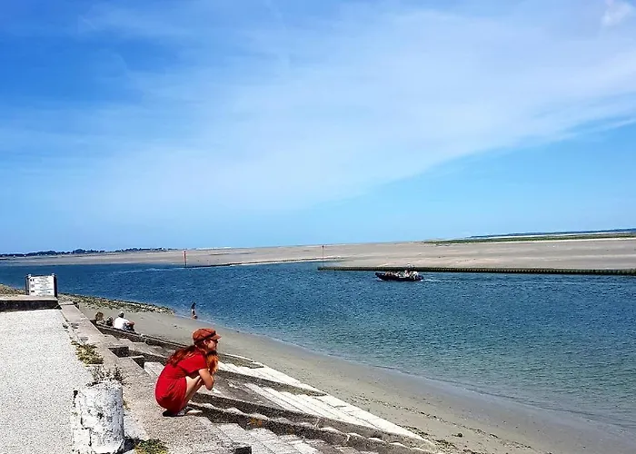 Apartment Ours En Bay: Romantic With Free Parking Near Sailor's Chapel