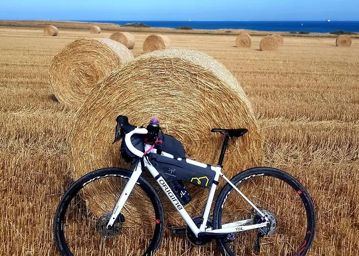 Ours En Bay: Romantic With Free Parking Near Sailor's Chapel